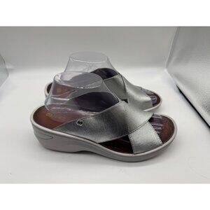Bzees Silver Metallic Desire Slide Sandal Shoe Women Size 9.5